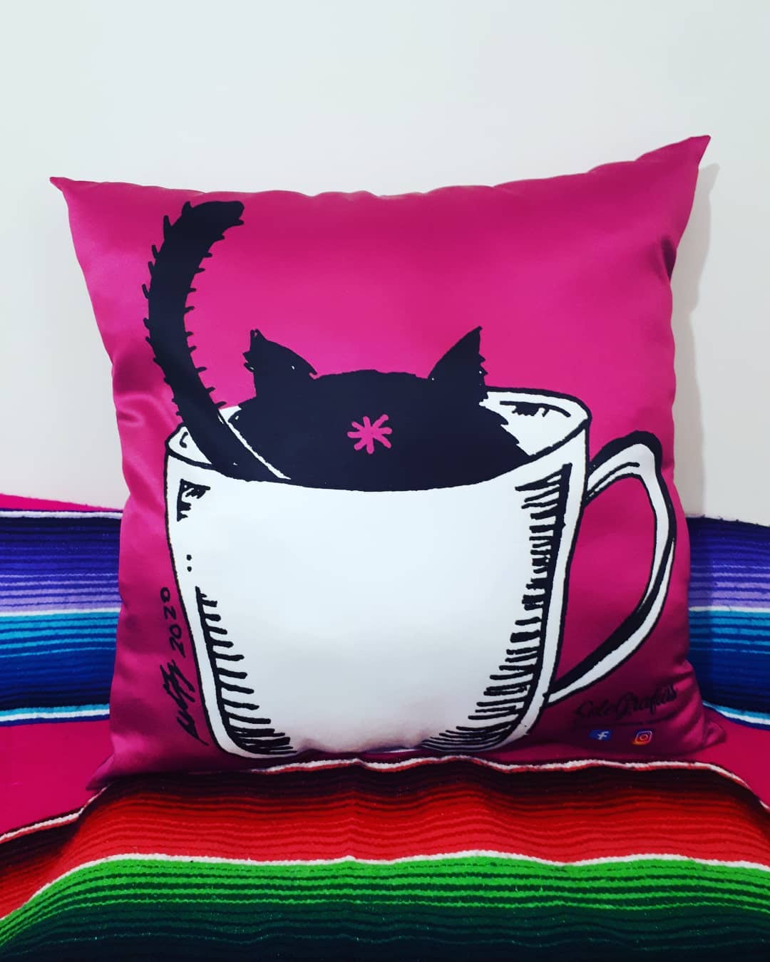Cojín Gatito en Taza -Anverso