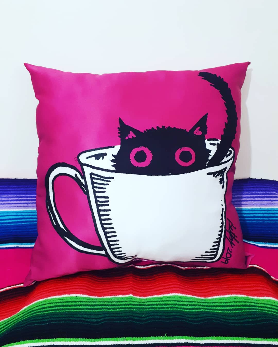 Cojín Gatito en Taza Reversible